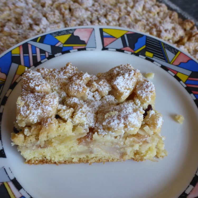 Saftiger Apfelkuchen vom Blech mit Streusel Rührteig - Ester kocht