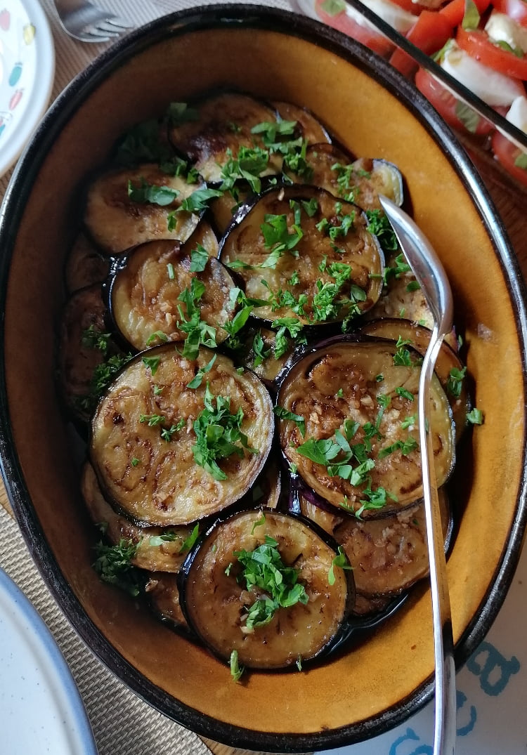 Eingelegte Auberginen mit Knoblauch - Ester kocht