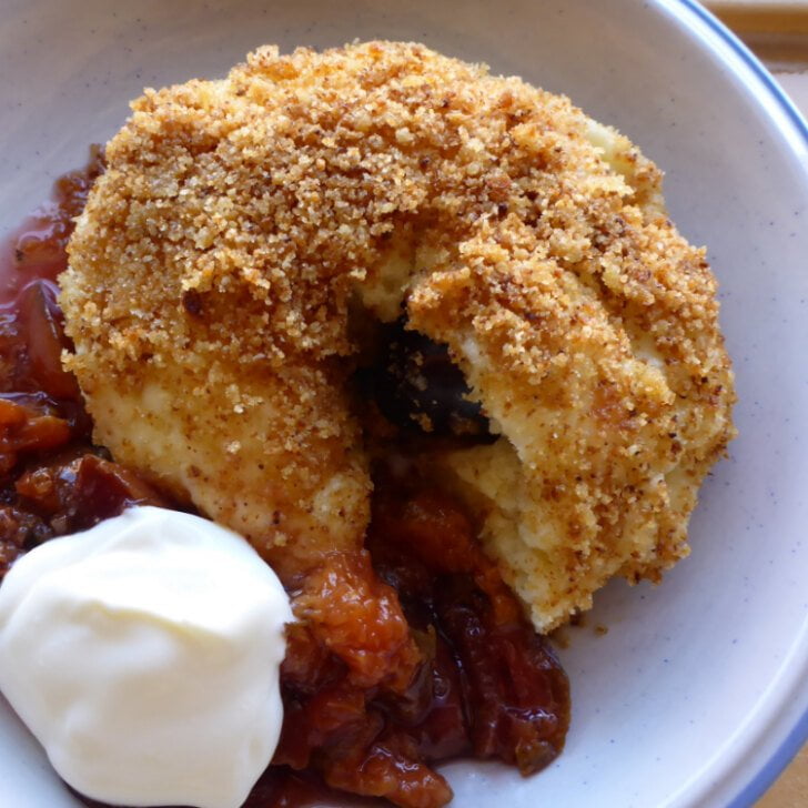 Zwetschgenknödel Hefeteig mit buttrigen Semmelbröseln