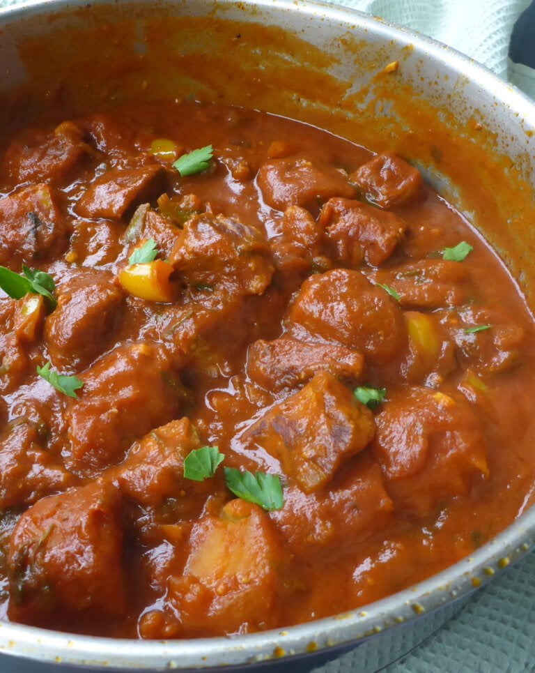 Afrikanischer Kochbananeneintopf mit Rindfleisch (Matoke)