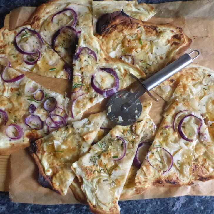 Flammkuchen mit Birne und Ziegenkäse Rezept