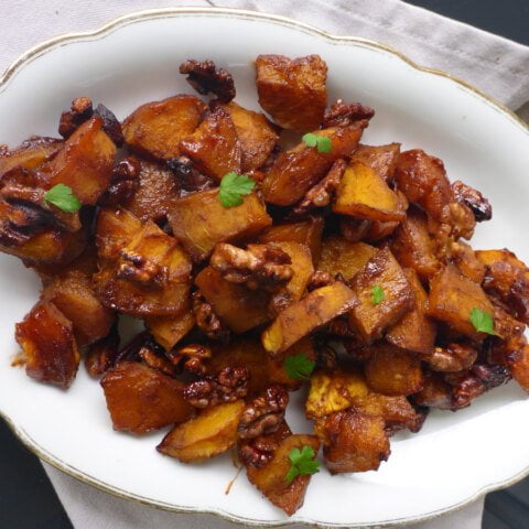 Kürbis im Ofen mit Honig und Walnüssen