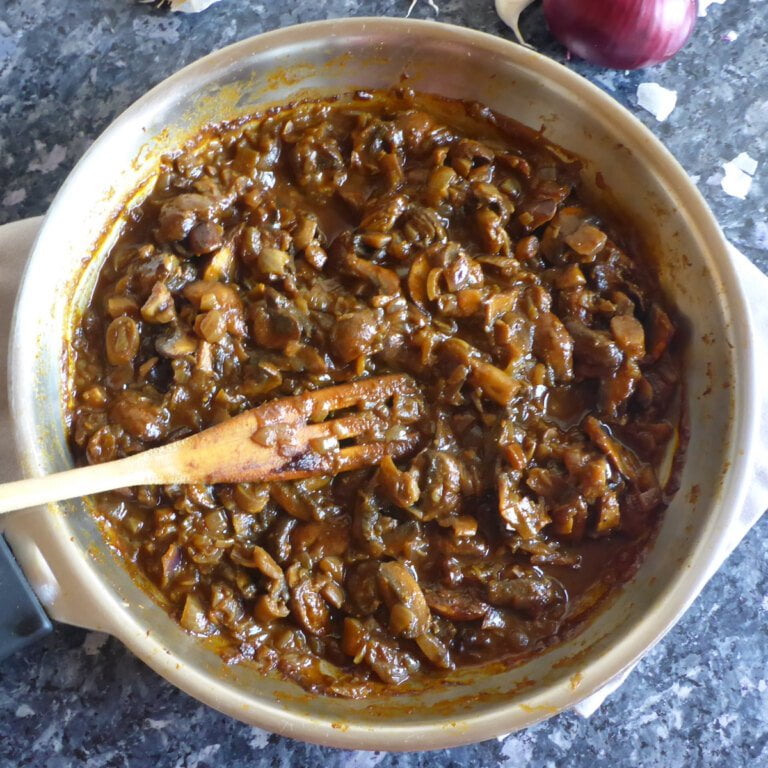 Vegane Champignonpfanne auf afrikanische Art
