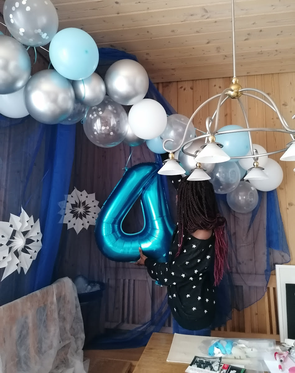 Elsa Geburtstag Party für Mädchen: Einladungen, Torte und Deko