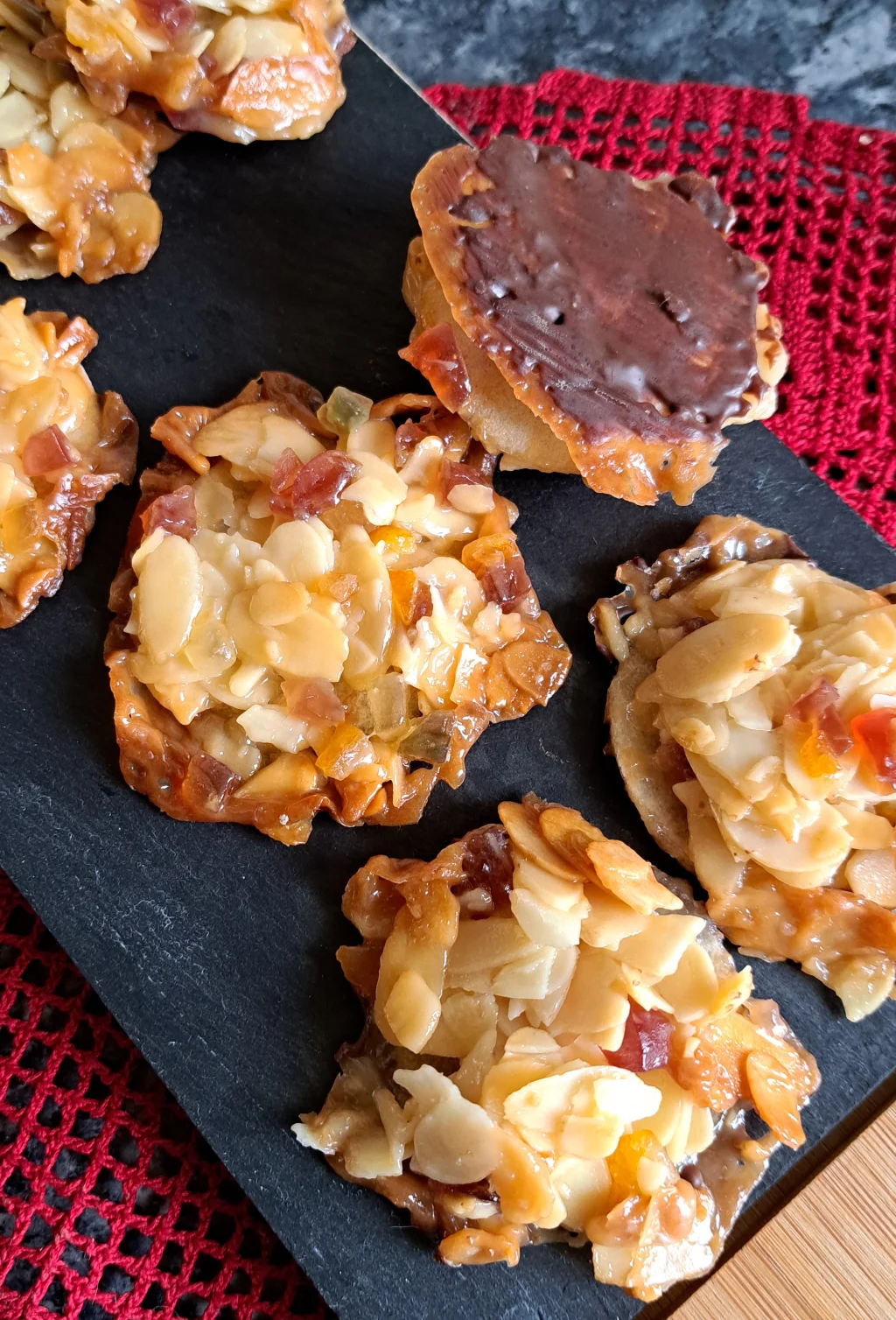 Florentiner Plätzchen mit Schokoüberzug auf der Schieferplatte.