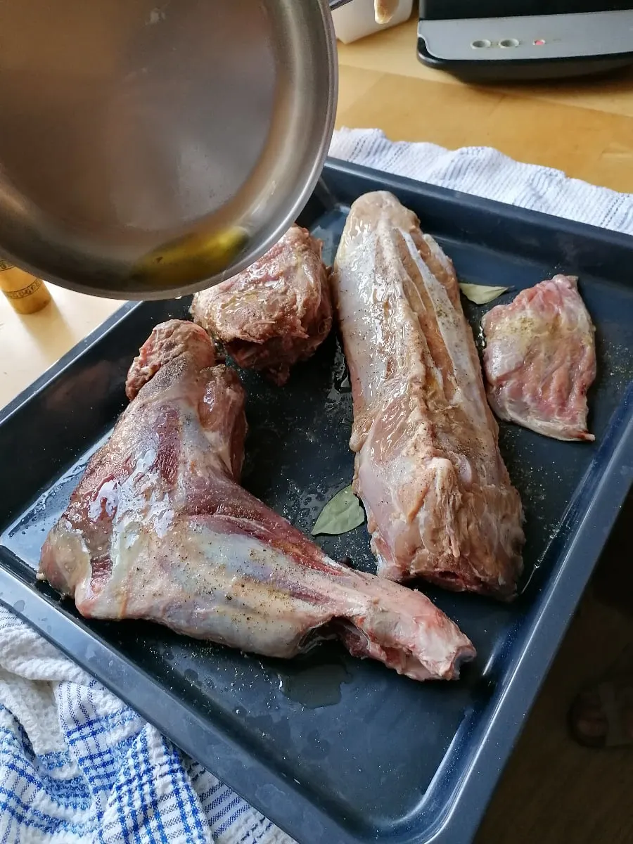 Vor dem Garen das Wildfleisch mit heißem Öl gießen. Die Verwendung vom heißen Öl verhindert das Austrocknen des Fleisches.