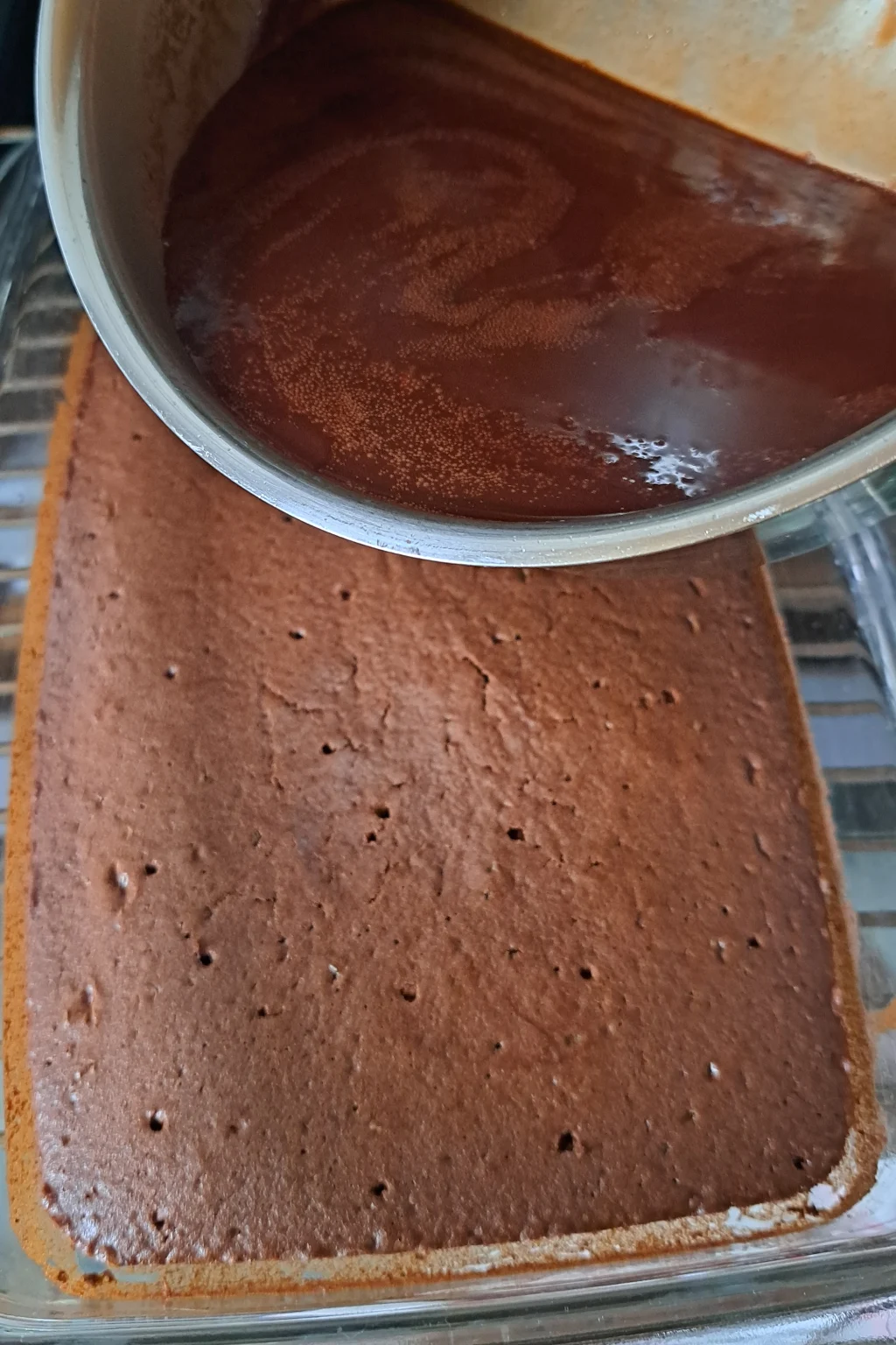 Frisch gebackene Schokokuchen getränkt in Schokosauce.