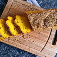 Frisch gebackenes afrikanisches Maisbrot auf einem Holzbrett geschnitten in Scheiben.