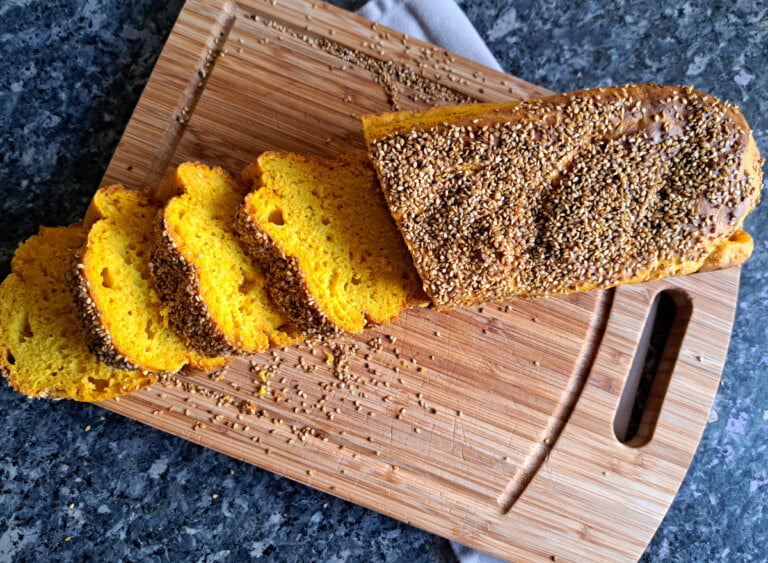 Frisch gebackenes afrikanisches Maisbrot auf einem Holzbrett geschnitten in Scheiben.
