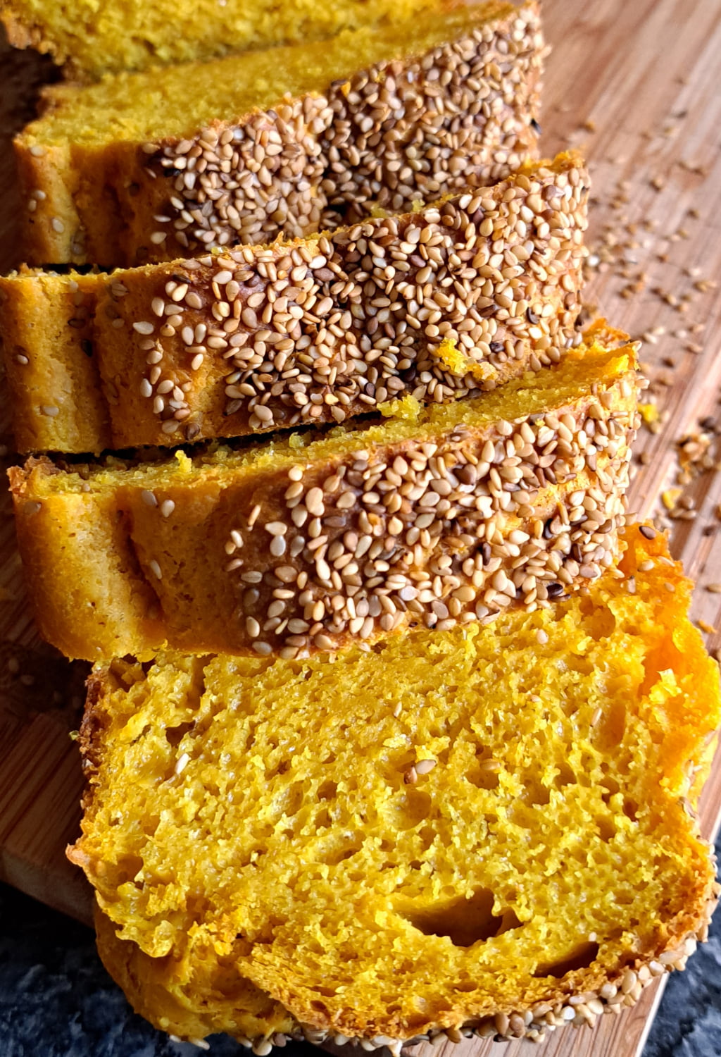 Frisch gebackenes Maisbrot bzw. Mielie bread bestreut mit Sesamsamen.