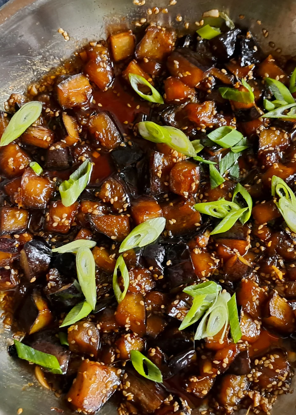 leckere gebratene Aubergine mit Knoblauch Soja Sauce - Umami pur. 