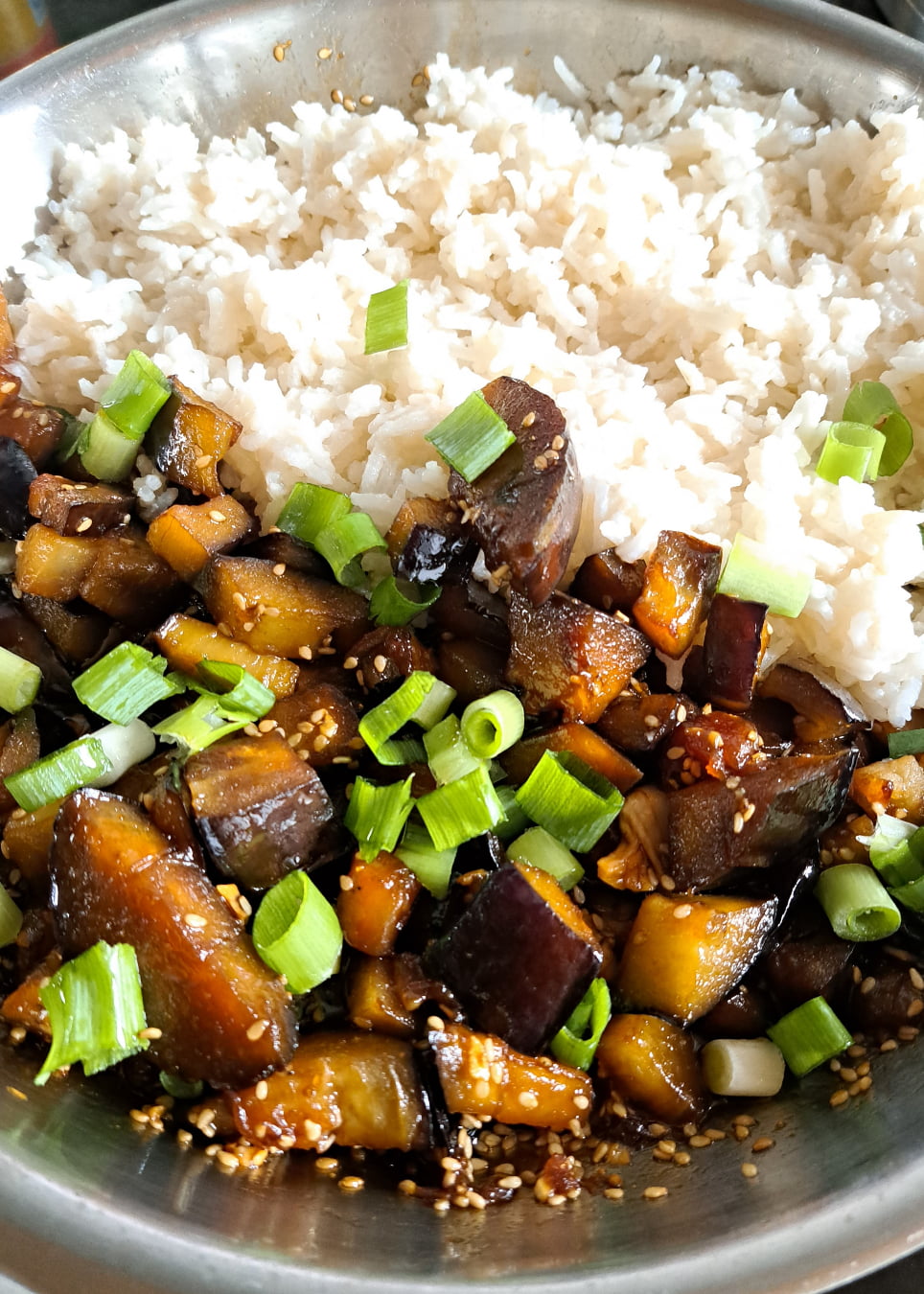 Gebratene Aubergine mit Soja-Zuckerglasur serviert mit Kokosreis mit Kokosmilch.