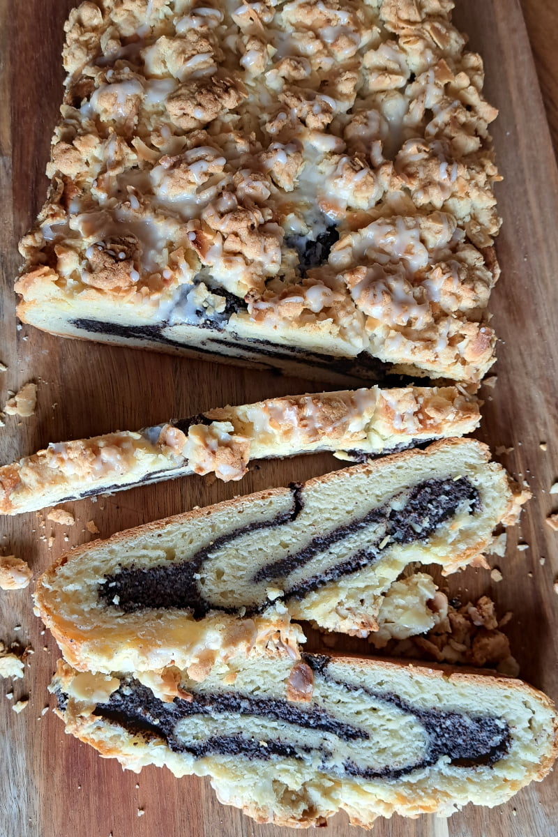 Leckerer Mohnstriezel mit Streusel beträufelt mit Zuckerguss.