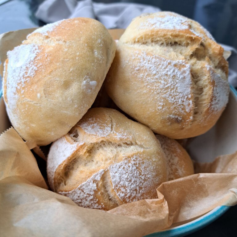Easy German Bread Rolls (Broetchen)