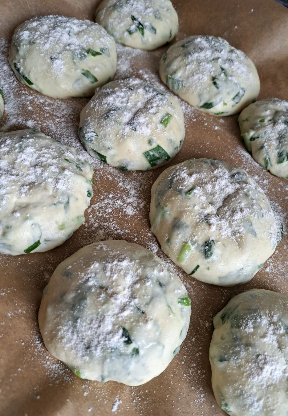 Brötchen vor dem Backen bestäubt mit Mehl.