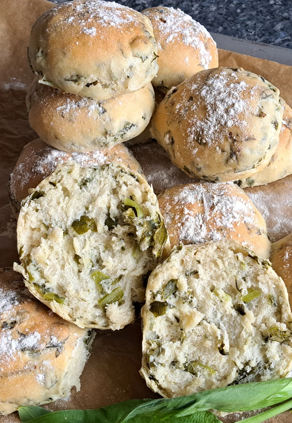 Frisch gebackene Bärlauchbrötchen mit frischen Bärlauch.