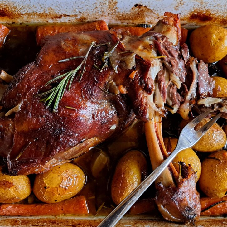 Rosmarin Knoblauch Lammkeule im Backofen mit Soße und Gemüse