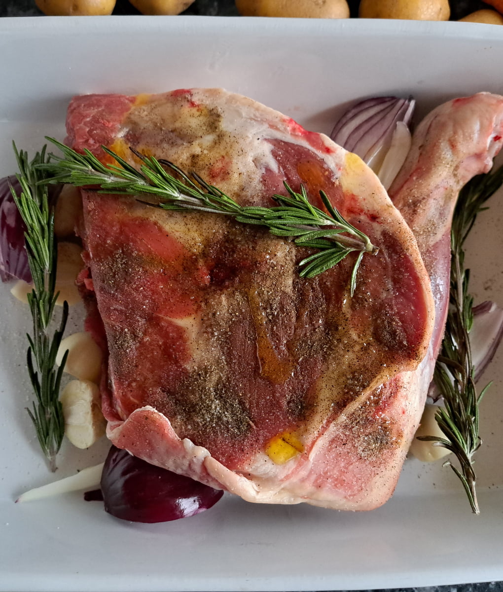 Rosmarin Knoblauch Lammkeule im Backofen mit Soße und Gemüse - Ester kocht