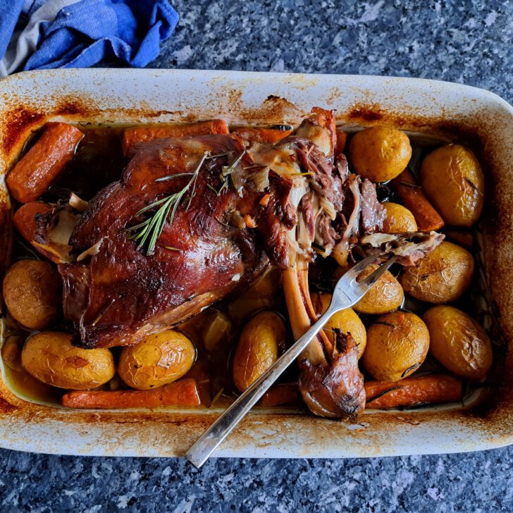 Rosmarin Knoblauch Lammkeule im Backofen mit Soße und Gemüse - Ester kocht
