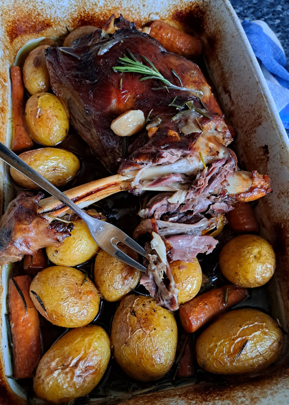 Rosmarin Knoblauch Lammkeule im Backofen mit Soße und Gemüse - Ester kocht