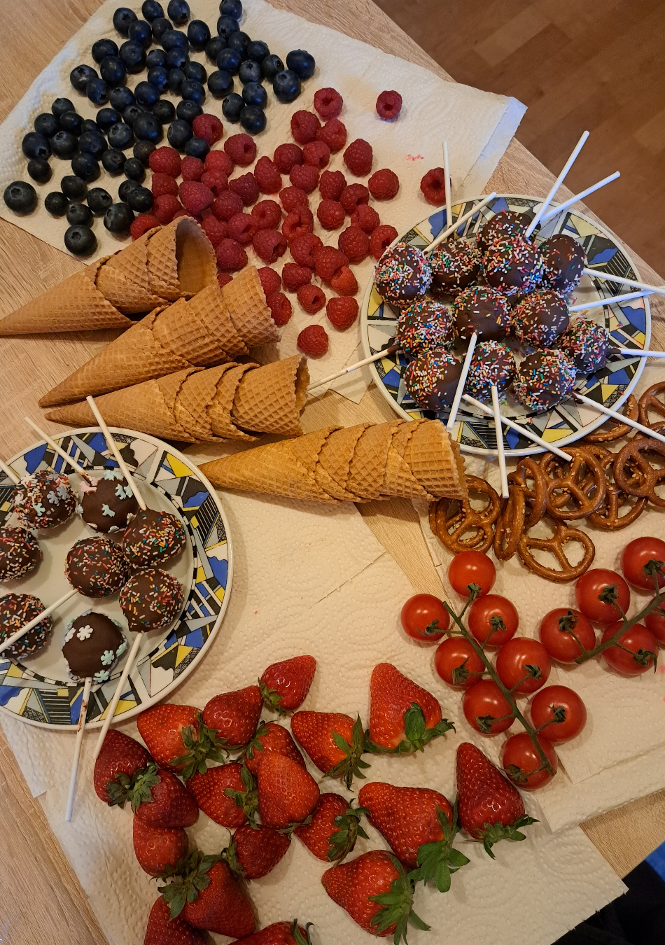 Hier sind die Sachen, die ich gebraucht habe, um 16 Kunterbunte Eistütchen für die Kinder als sinnvolle Mitgebsel Kindergeburtstag zu machen: Leckeren Köstlichkeiten wie Erdbeeren, Himbeeren, Blaubeeren, selbstgemachten Cake Pops und Mini-Salzbrezeln.