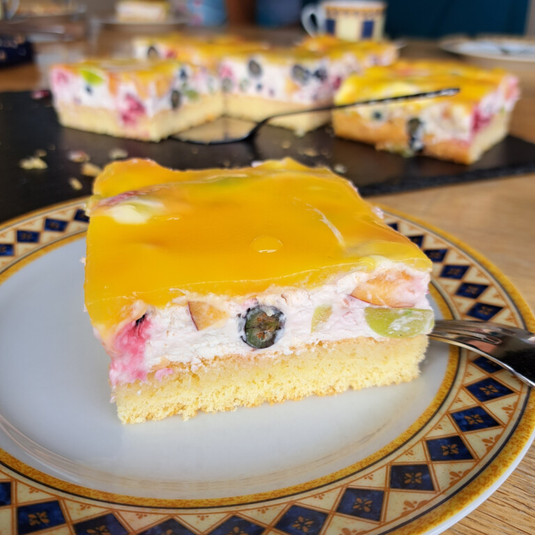 Blechkuchen mit Mascarpone Creme und Früchten.
