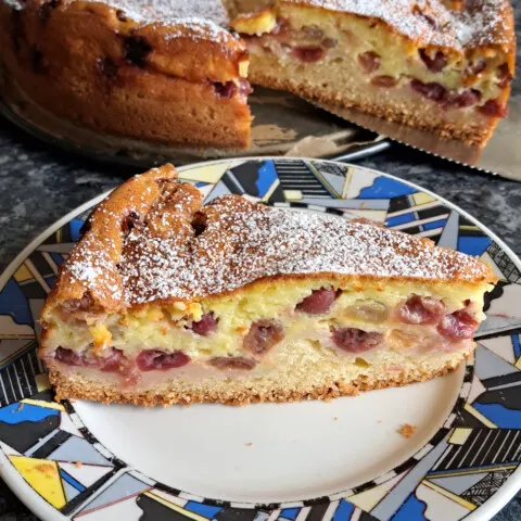 Omas Stachelbeerkuchen Rezept bestäubt mit Puderzucker.