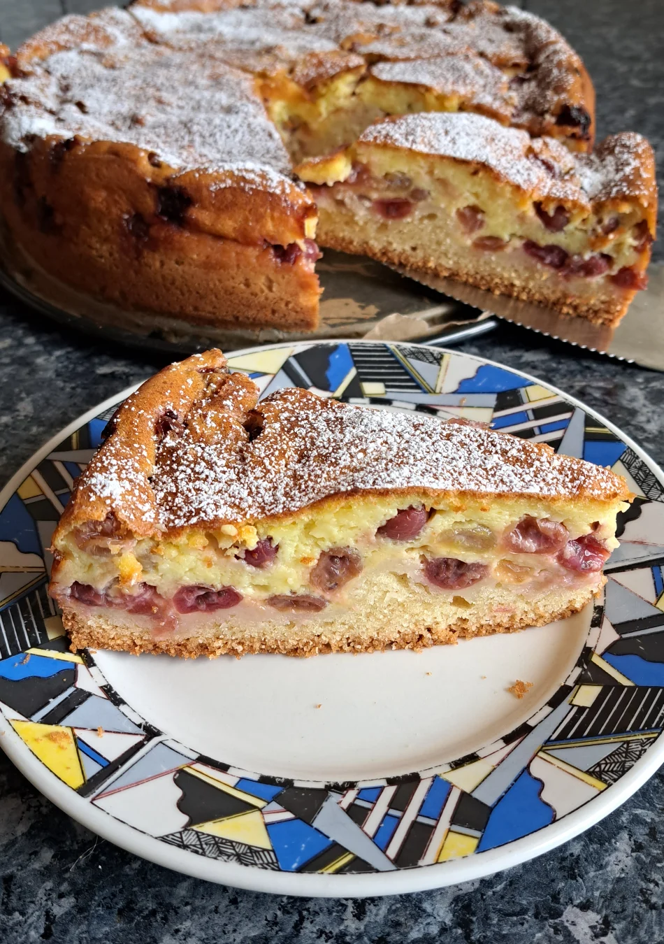 Omas Stachelbeerkuchen Rezept bestäubt mit Puderzucker.