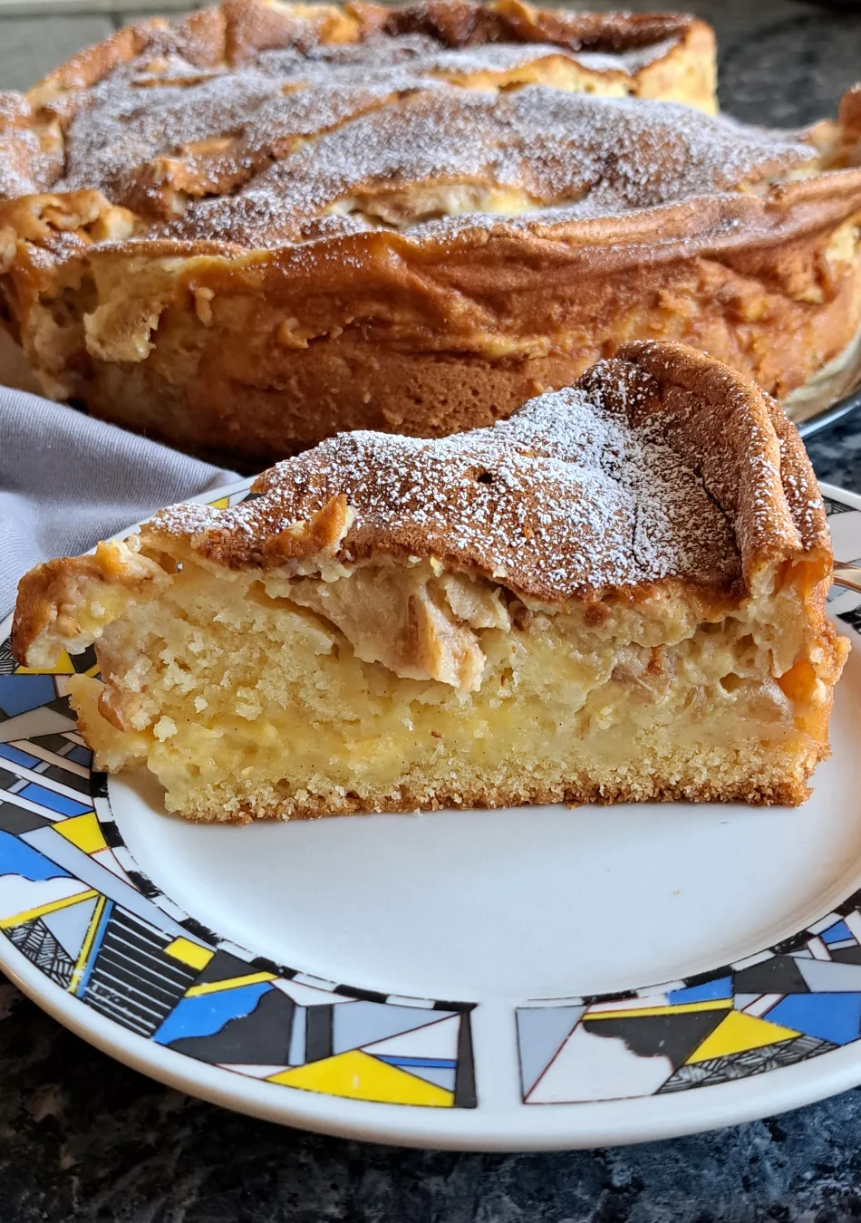 Ein köstlicher Apfel Pudding Kuchen, frisch aus dem Ofen, mit einer goldbraunen Kruste und saftigen Apfelstücken