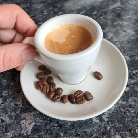 Einen perfekten Espresso zubereitet mit der Siebträgermachine und bereit um getrunken zu werden.