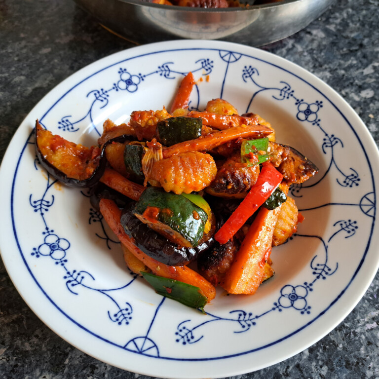 Ein Teller mit einer köstlichen Gnocchi-Pfanne, serviert neben der Pfanne, in der sie zubereitet wurde.