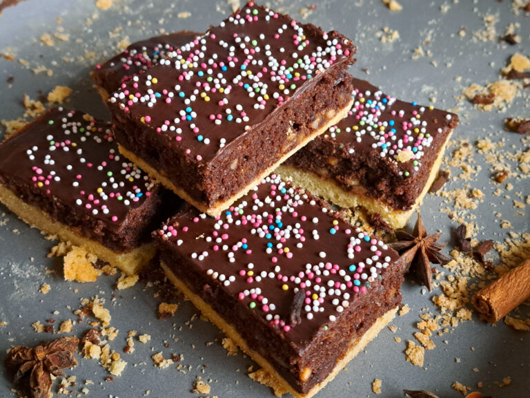 Frisch gebackenen Gewürzschnitten mit Schokoglasur und Zuckerstreuseln.