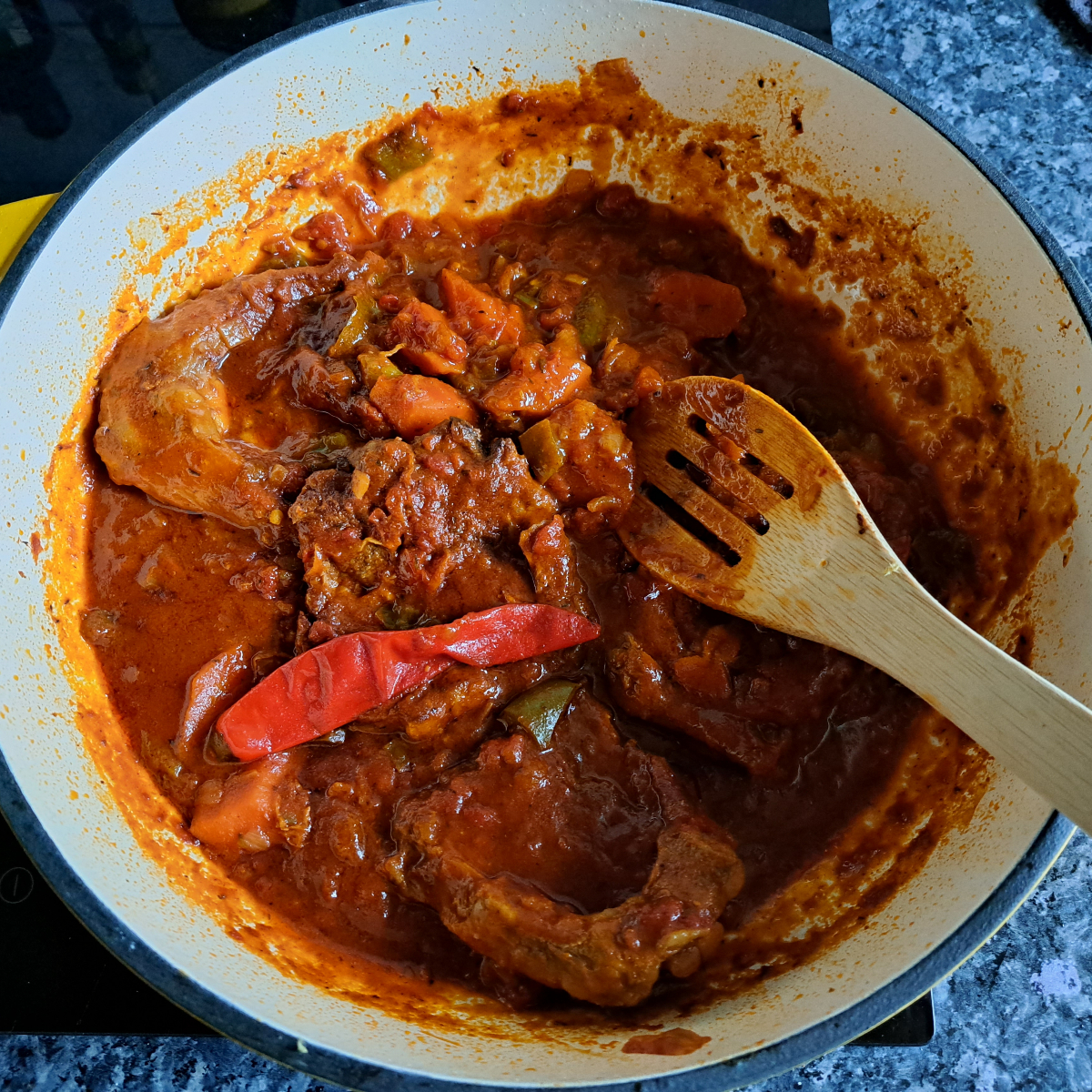 Frisch zubereitetes namibisches Lammragout: Zartes Fleisch in butterzarter Konsistenz, umhüllt von einer herrlich sämigen Sauce. Die perfekte Fusion von Aromen und Texturen, die den Gaumen mit einem authentischen Geschmackserlebnis verwöhnen.