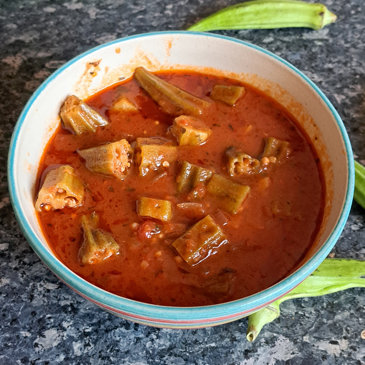 Frisch gekochte Okra in Tomatensauce nach afrikanischer Art, serviert in einer Schüssel.