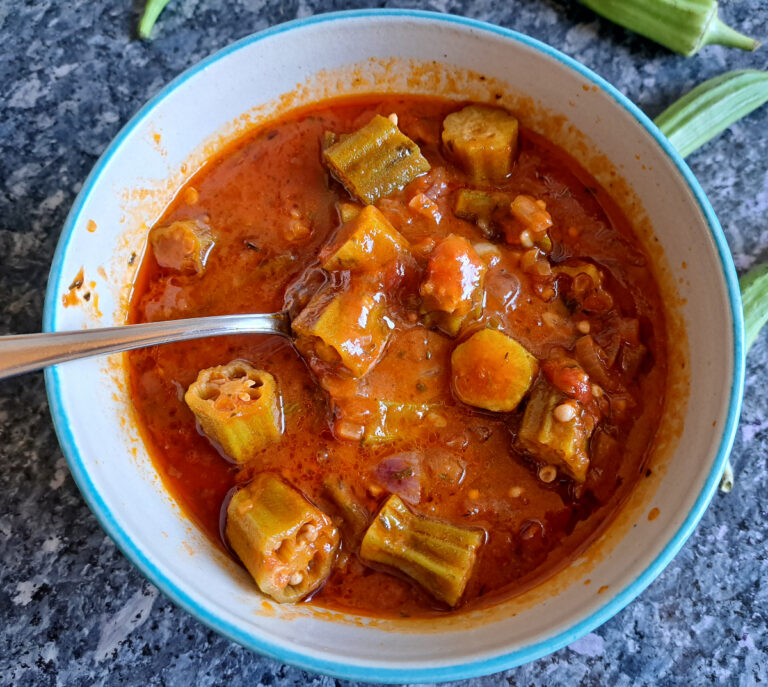 Frisch gekochte Okra in würziger Tomatensauce nach afrikanischer Art, ansprechend präsentiert in einer Schüssel.