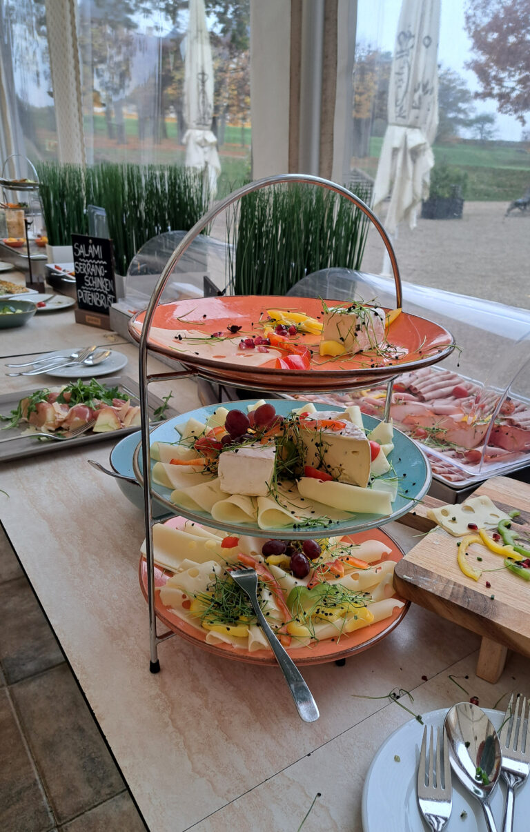 Bild einer ansprechend präsentierten Wurst- und Käseplatte im Café Schloss Seehof, teilweise auf einer dreistufigen Etagere angerichtet.