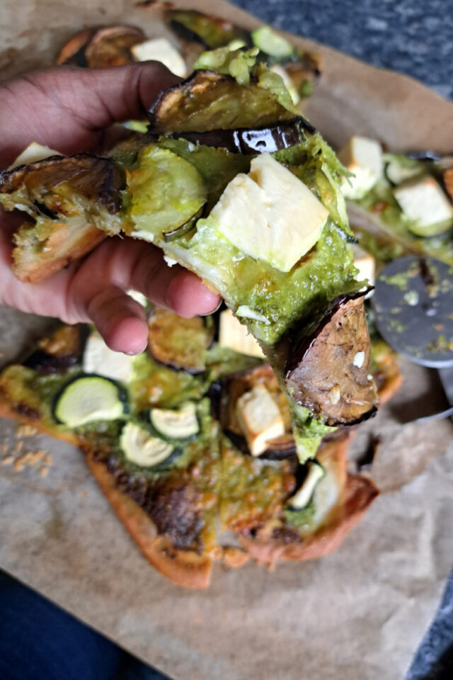 Bärlauchpizza Rezept – vegetarische Pizza mit Pesto statt Tomatensoße ... Bärlauchpizza Rezept – vegetarische Pizza mit Pesto statt Tomatensoße ...