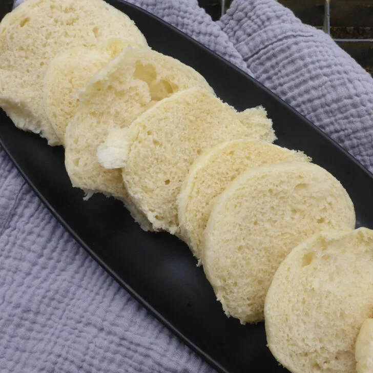 Frisch gedämpftes südafrikanisches Brot, in Stücke geschnitten und auf einer Platte angerichtet.