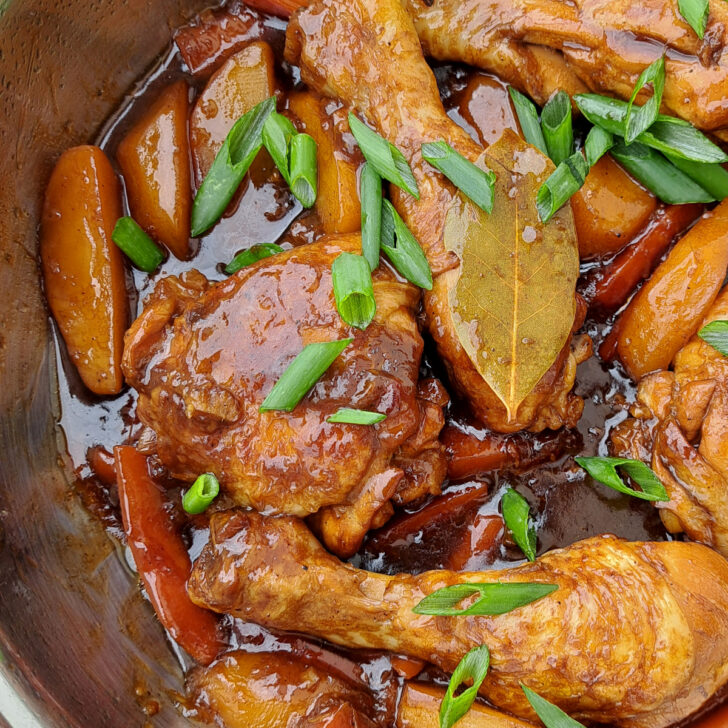 Saftiger Chicken Adobo direkt nach dem Kochen in einer tiefen Pfanne, mit zartem Hähnchen und aromatischer brauner Sauce – bereit zum Servieren.