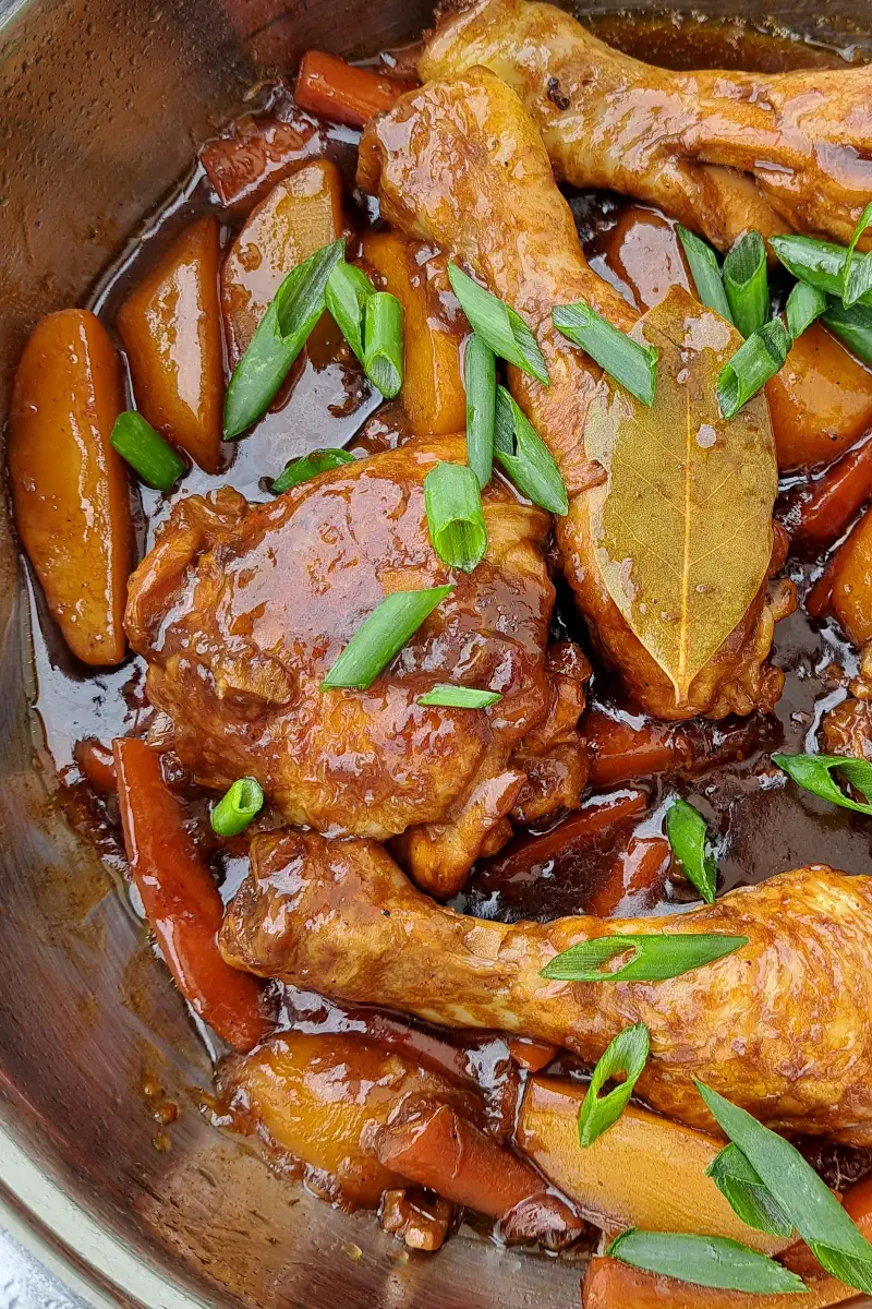 Saftiger Chicken Adobo direkt nach dem Kochen in einer tiefen Pfanne, mit zartem Hähnchen und aromatischer brauner Sauce – bereit zum Servieren.
