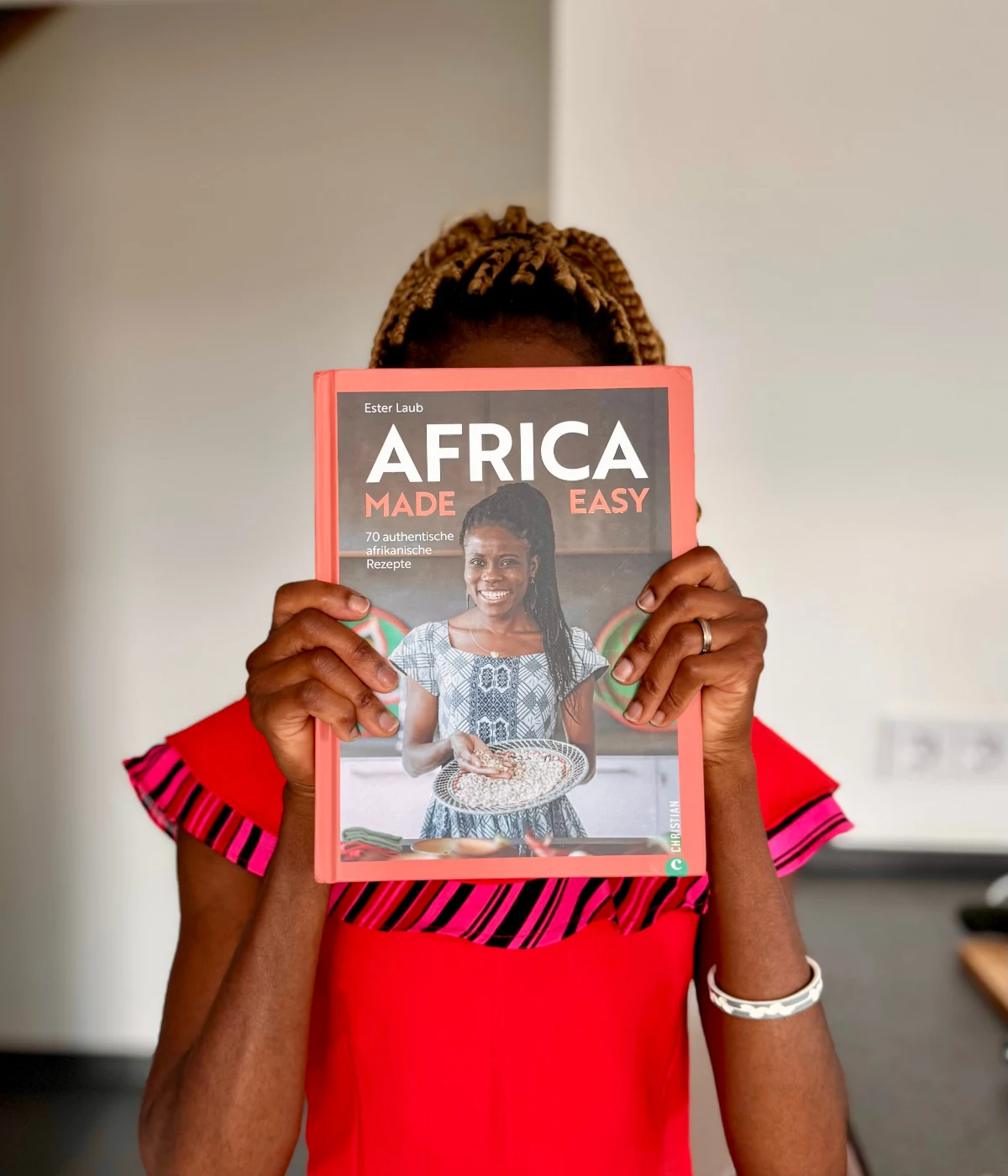 Autorin Ester Laub hält das erste Exemplar ihres Kochbuchs Africa Made Easy in den Händen.