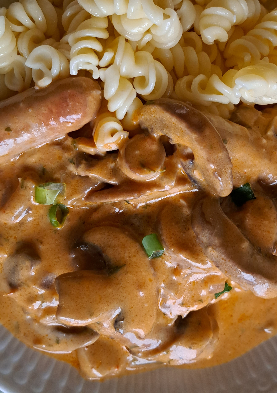Bratw&uuml;rste in cremiger Champignonso&szlig;e mit Nudeln