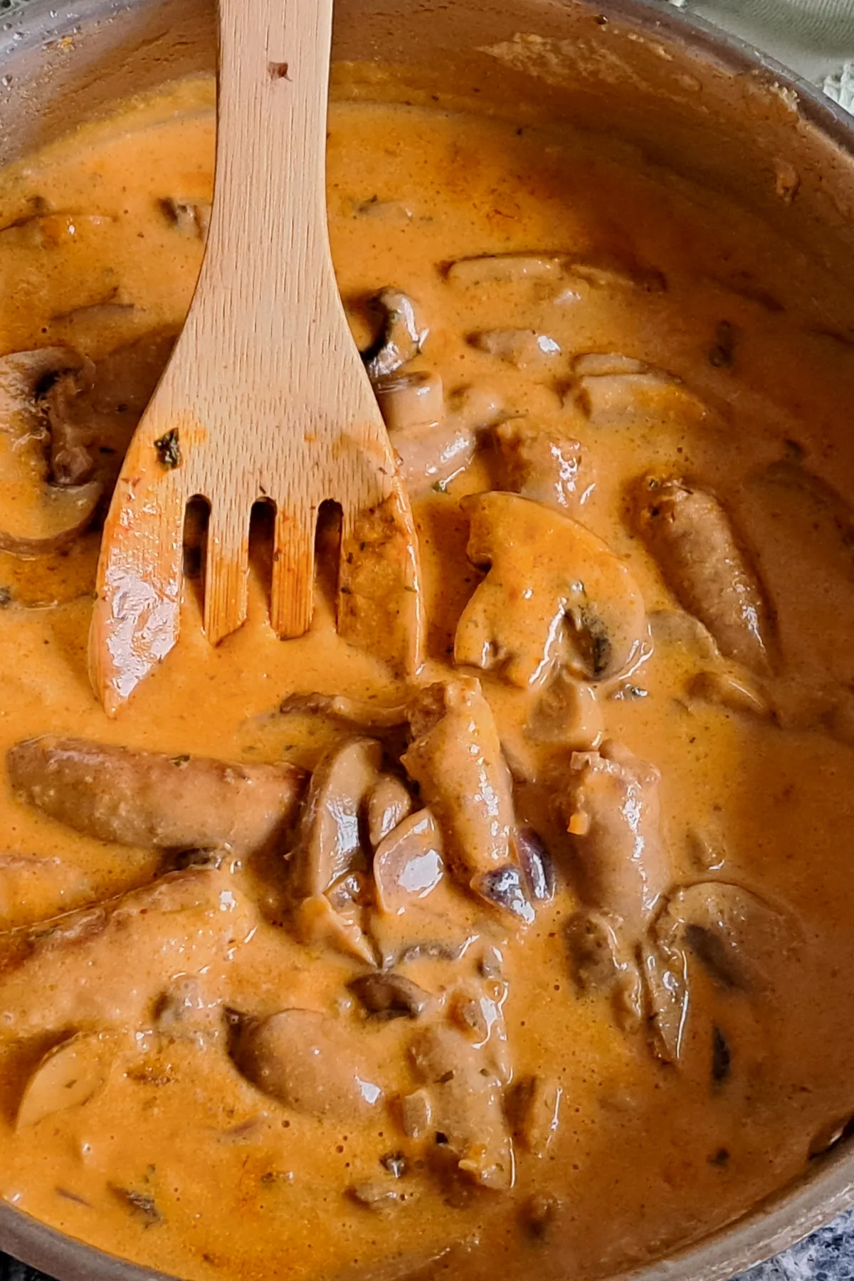 Bratw&uuml;rste und Champignons in w&uuml;rziger cremiger So&szlig;e