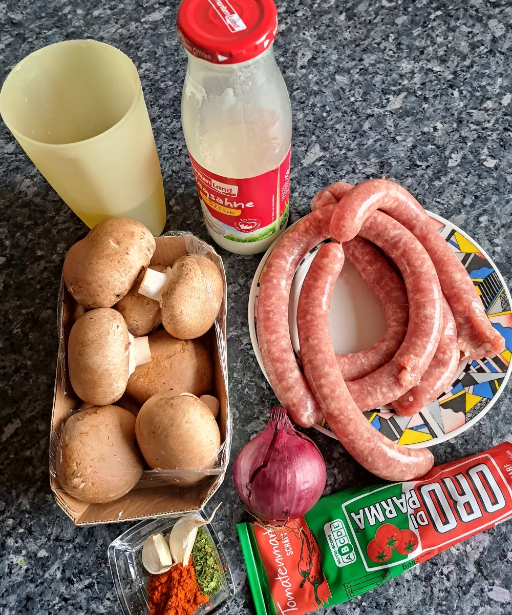 Zutaten f&uuml;r cremige Bratwurstpfanne mit Champignons.