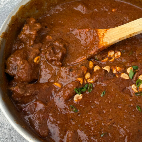 Afrikanischer Erdnuss-Eintopf mit Kochbananen und Rindfleisch. African Peanut Stew