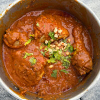 frisch gekochter afrikanischer H&auml;hnchen-Erdnusseintopf getoppt mit Erdn&uuml;sse und frischem Koriander