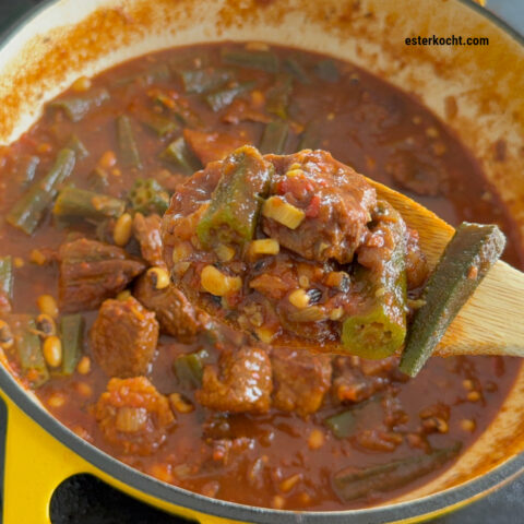 Frisch gekochtes afrikanisches Okra-Stew mit Rindfleisch und schwarzaugigen Bohnen im Bräter servierbereit
