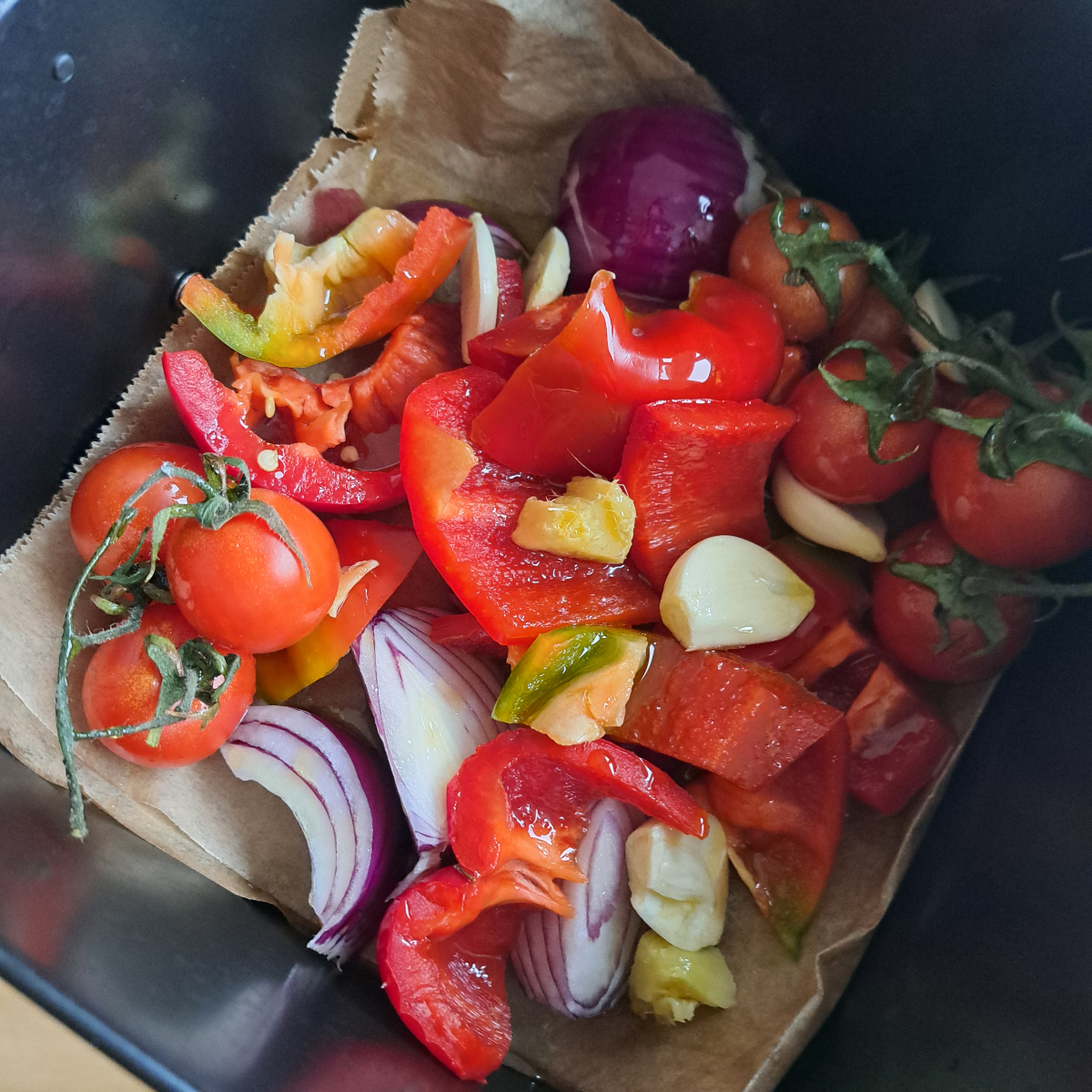 Paprika, Tomaten und Zwiebeln werden in der Heißluftfritteuse geröstet für ein aromatisches Jollof Reis Rezept