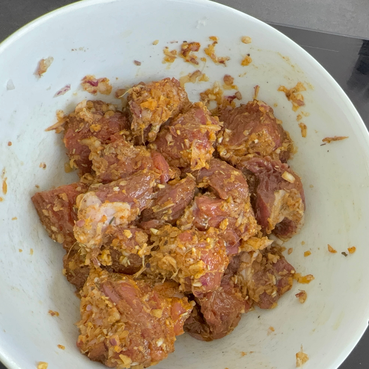 Mariniertes Rindfleisch in einer Schüssel für afrikanischen Erdnuss-Eintopf mit Kochbananen