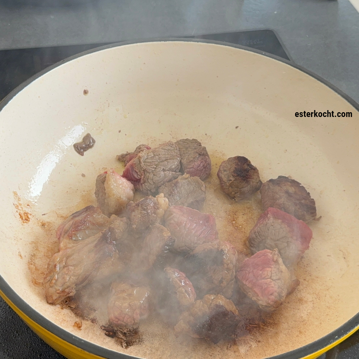 Zutaten und Gewürze für ein afrikanisches Schmorgericht mit Okra, Rindfleisch und schwarzaugigen Bohnen in einem Korb angerichtet